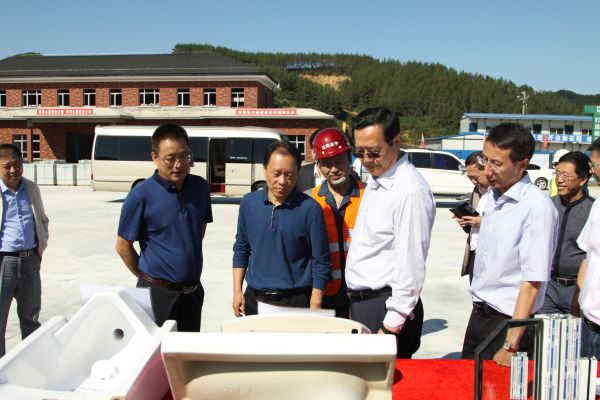 图2  王明玉副省长了解房建工程建筑材料使用情况